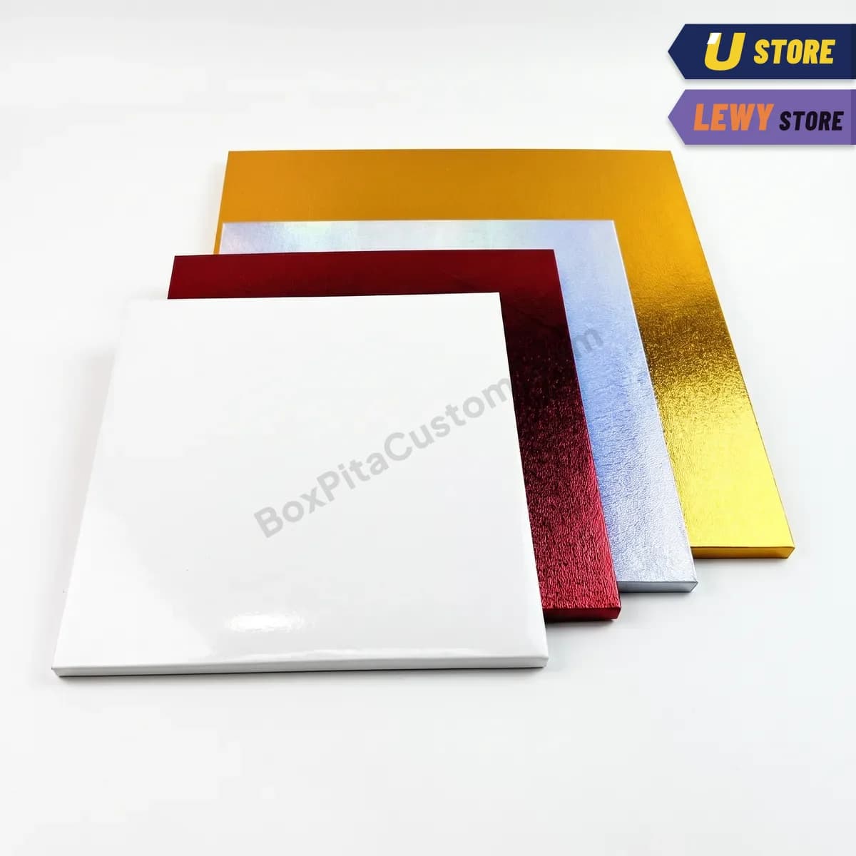 Empat cake board persegi bertumpuk dari ukuran 20 sampai 30 cm: putih polos, merah, silver, dan gold